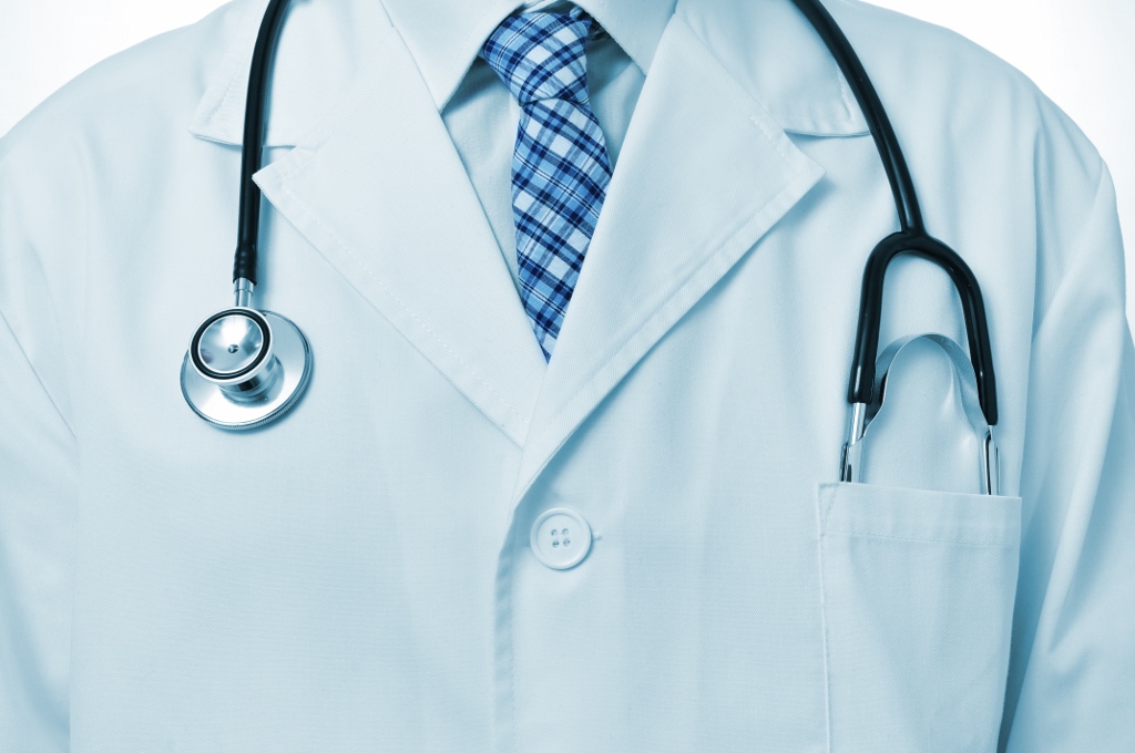 Médico e hospital são condenados a indenizar