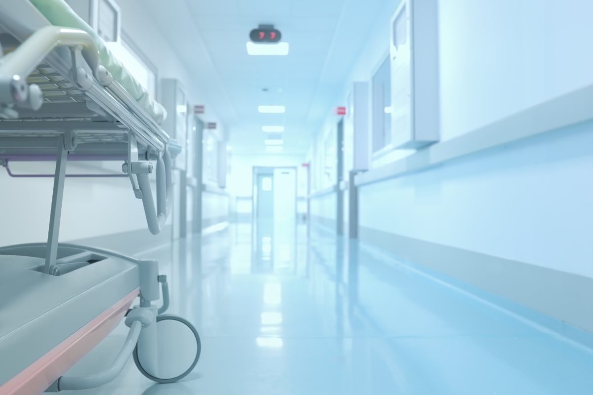 Plano deve reembolsar despesa em hospital não credenciado, nos limites da tabela, mesmo não sendo urgência ou emergência