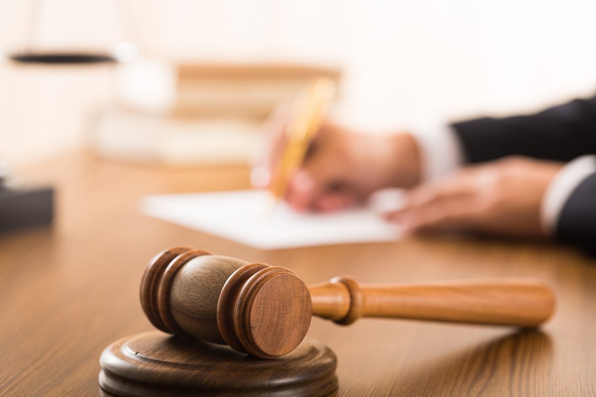 Empregado escolhido por sorteio para receber punição após briga de colegas será indenizado
