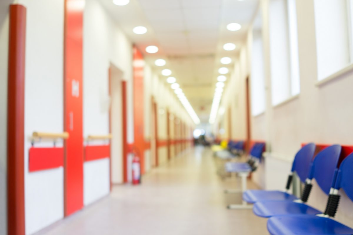 Plano de saúde deve comunicar descredenciamento de clínicas, mesmo que rescisão não parta da operadora